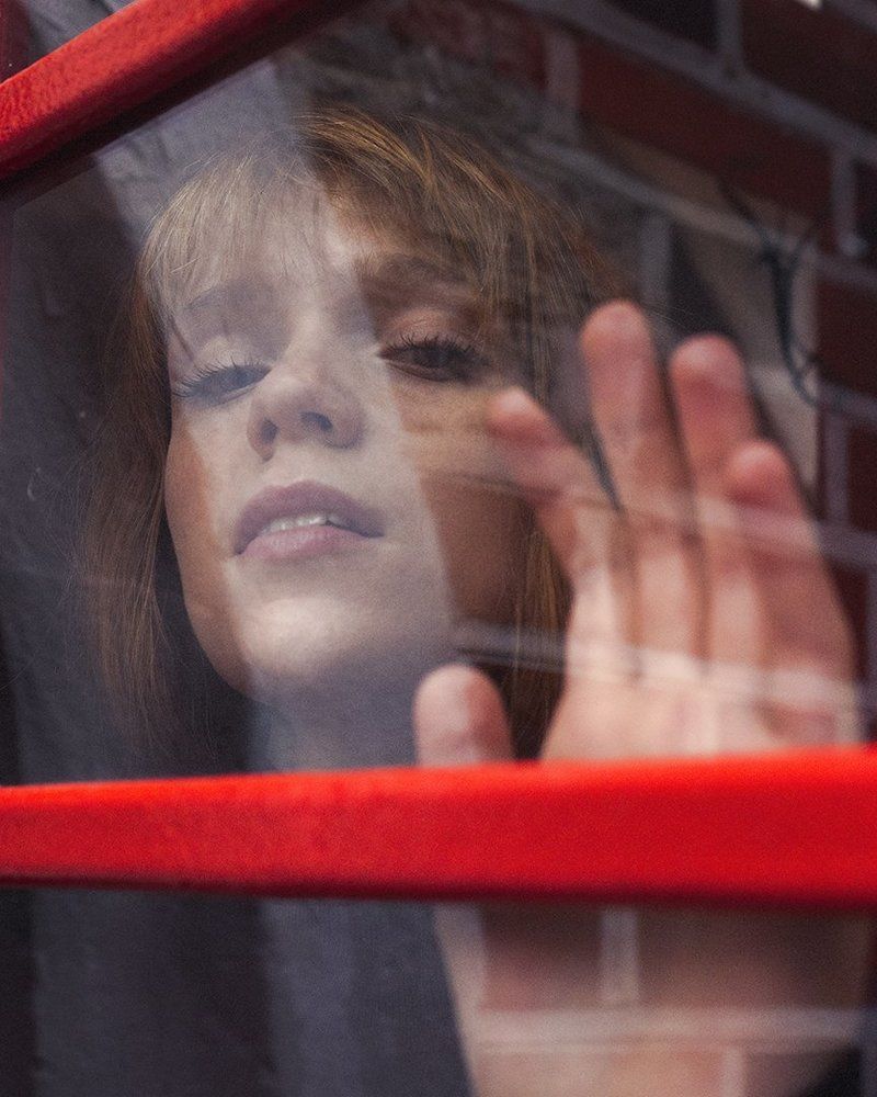 Девушка в красной телефонной будке