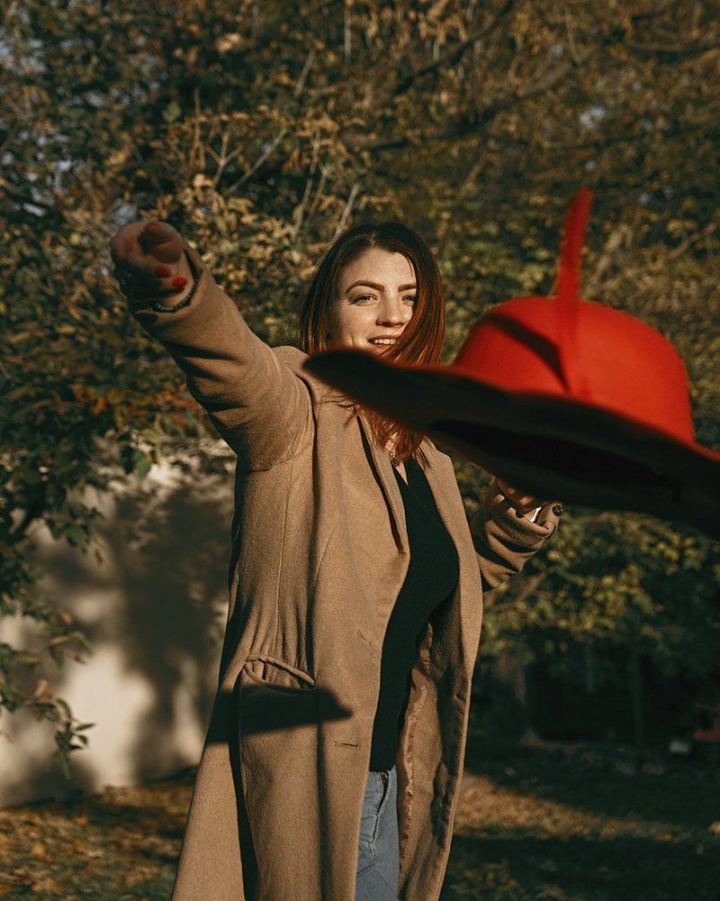 Летающая красная шляпа