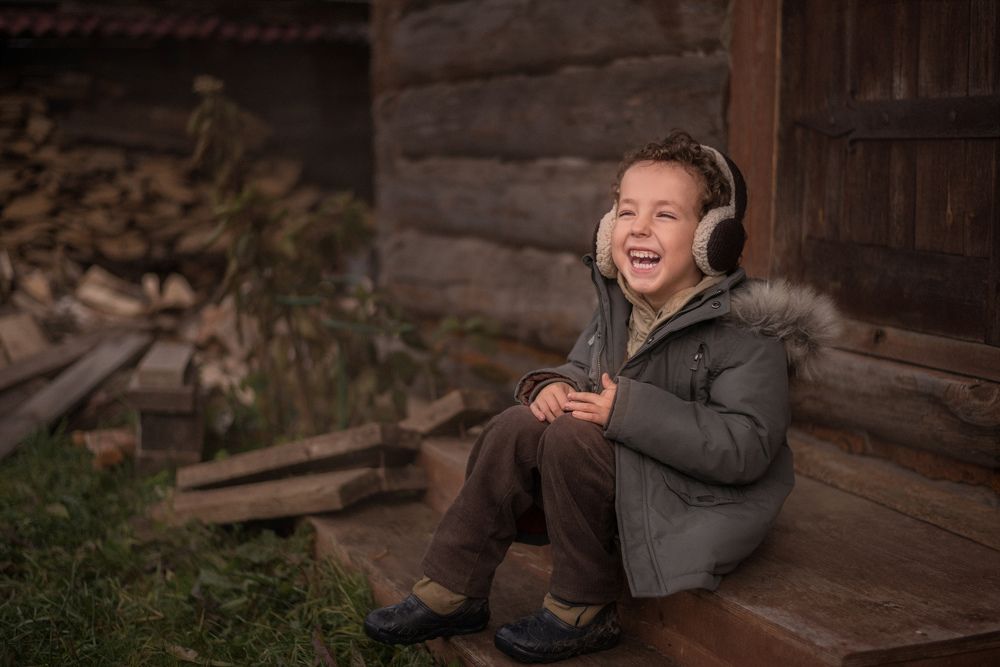 На завалинке.