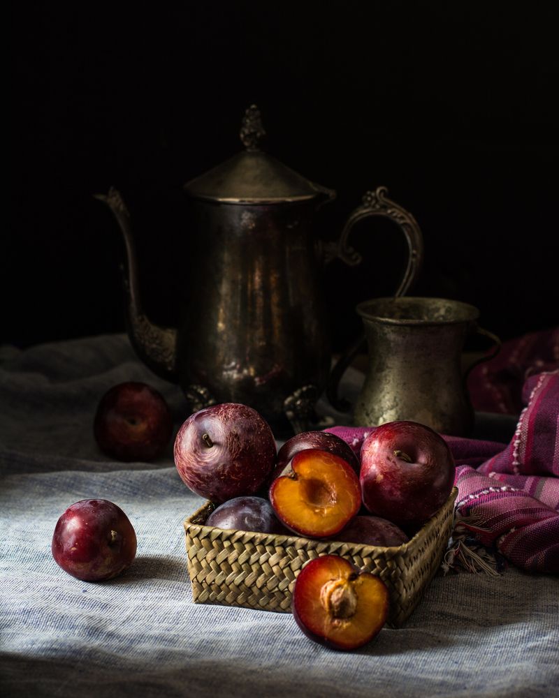 Натюрморт со сливами
