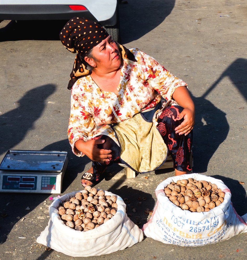 Сезон грецких орехов. The walnuts season.
