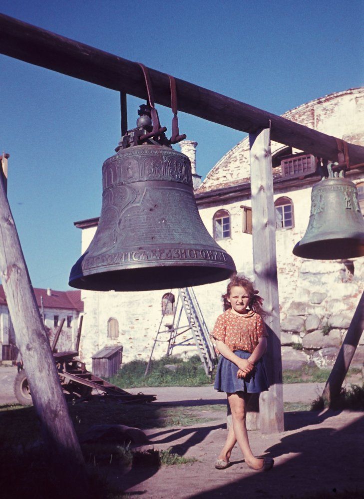 Соловки-1970. Скан слайда. Местная девчонка. Solovetsky Islands-1970. Slide scan. Local girl.