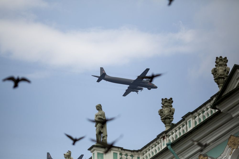 Военные самолеты над Зимними дворцом