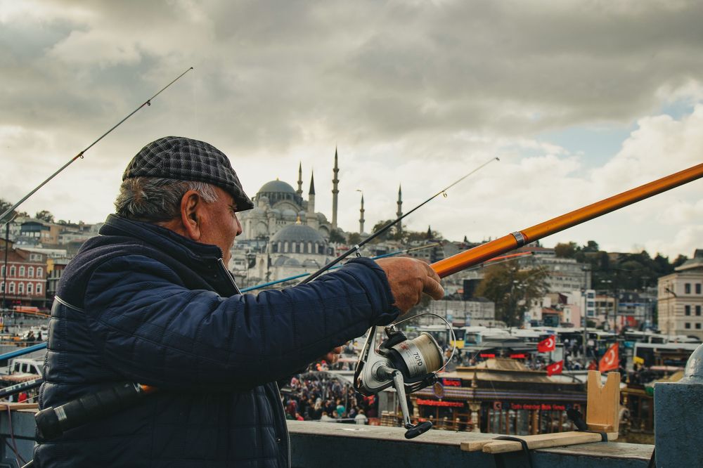 Рыбак на мосту