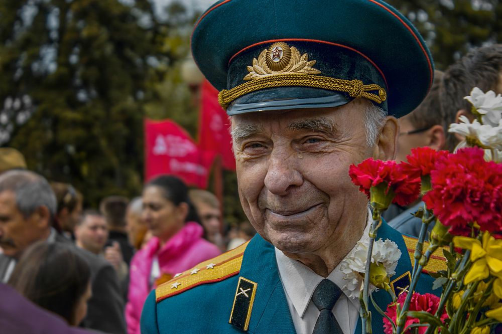 В момент вручения цветов...