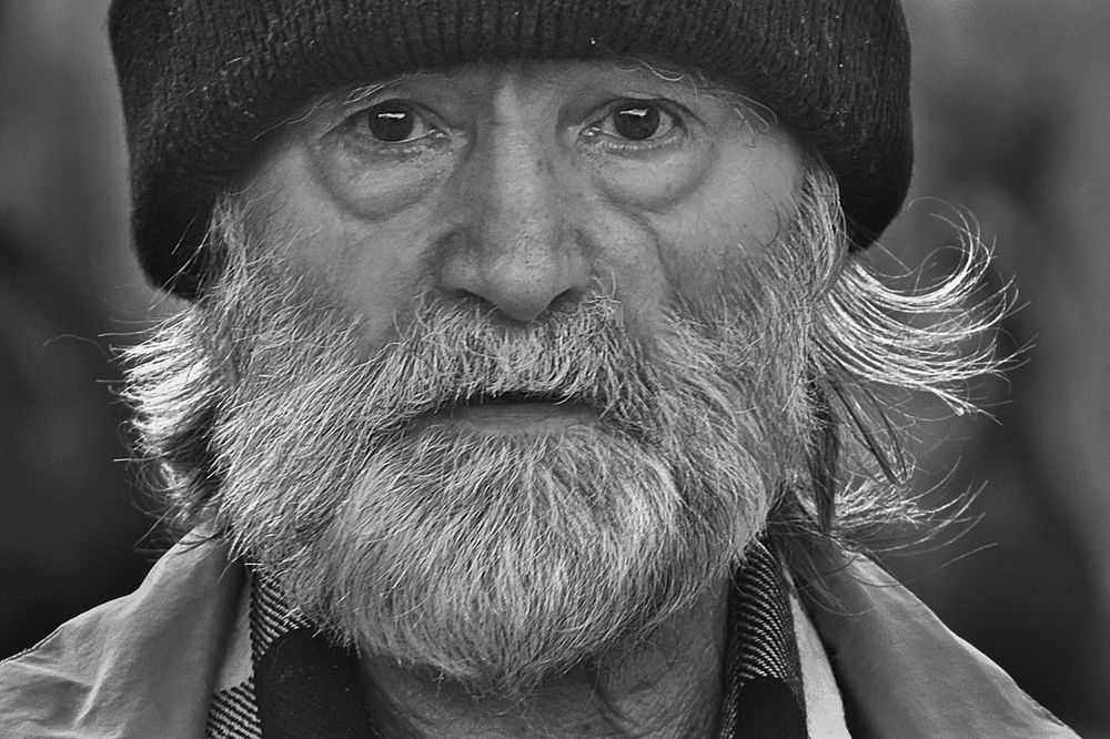 Потерянный взгляд уставшего человека