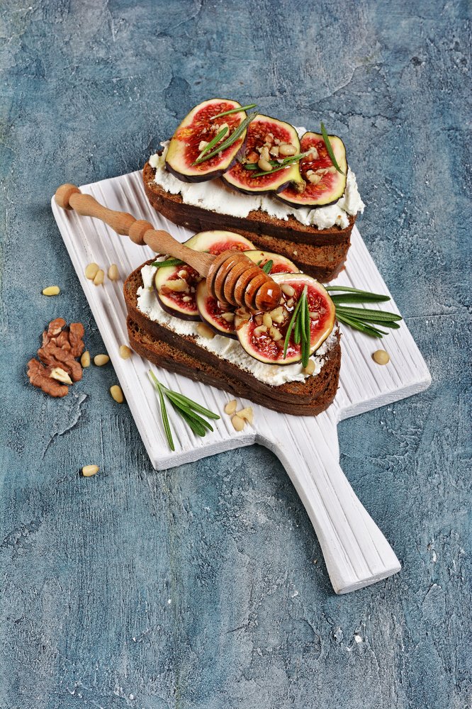 Бутерброды с мягким сыром, инжиром и мёдом