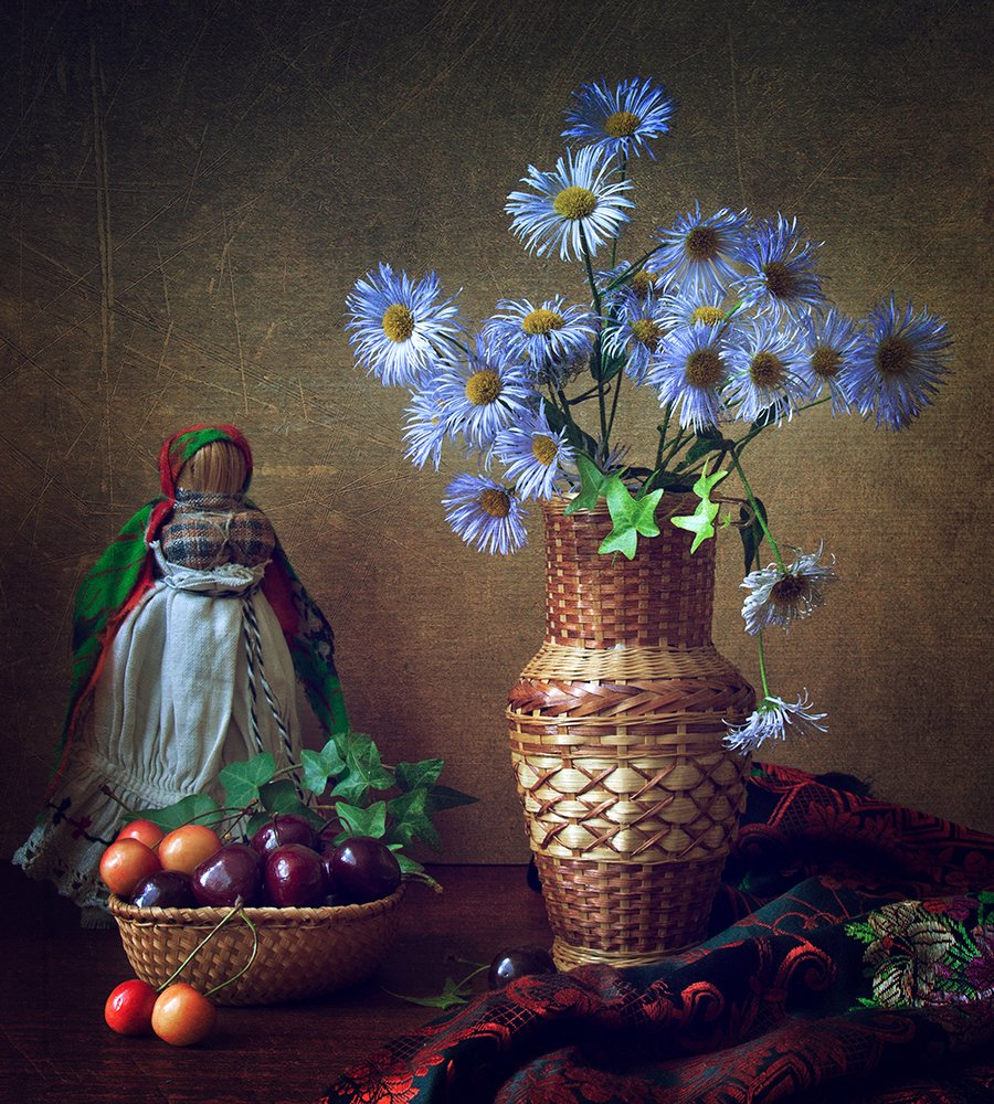 Натюрморт с фиолетовыми цветами и соломенной куклой