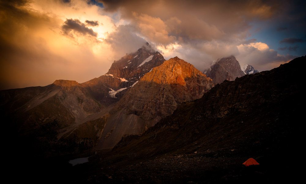 ...где гребень высок , где багряные скалы...