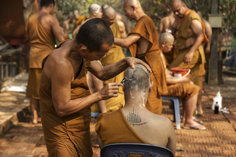 Бритье буддистских монахов