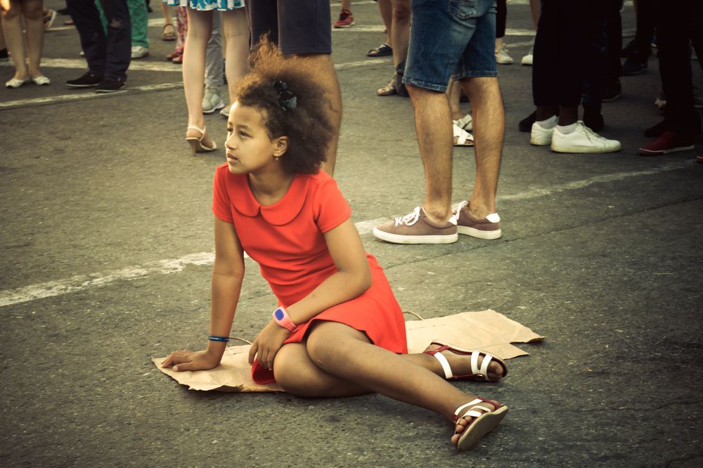 На футбольной трансляции.