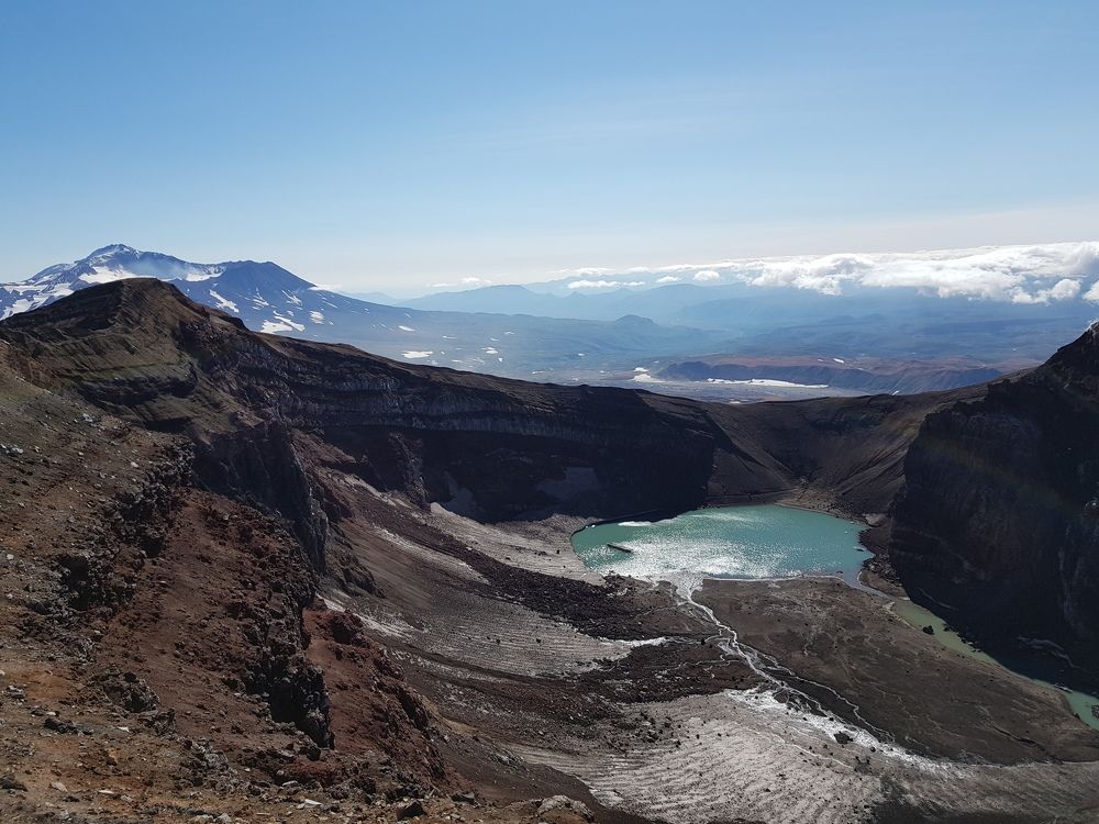 Озеро в кратере вулкана Горелый, Камчатка