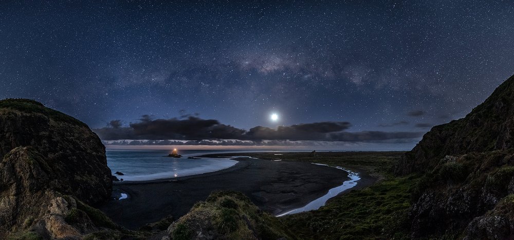 Milky way over Whatipu Beach