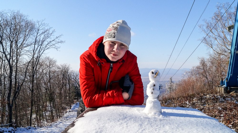 Первый снег, первый снеговик