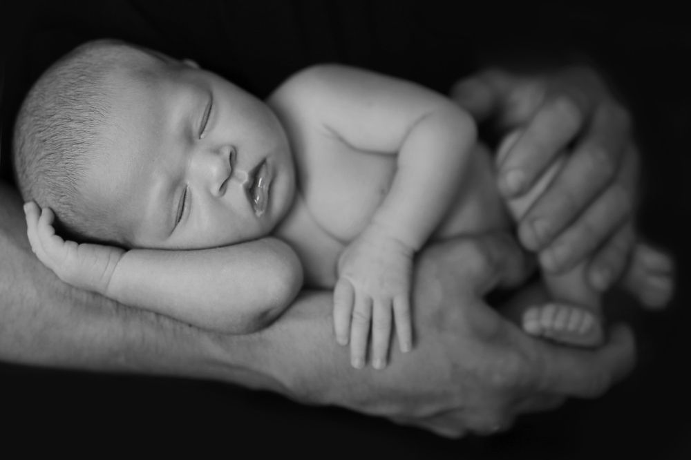 на папиных сильных руках