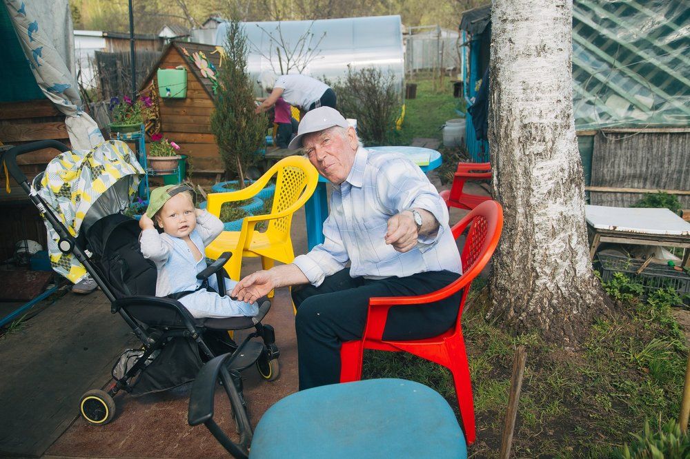 Прадед и правнук в кепках