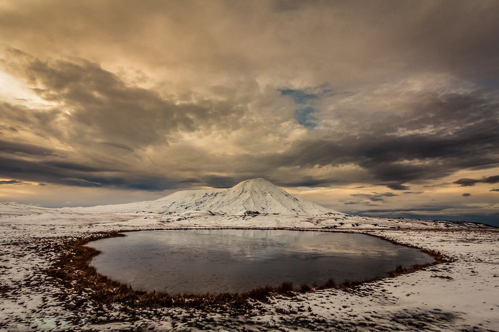 Озеро Тайное на фоне вулканов Острый и Плоский Толбачик
