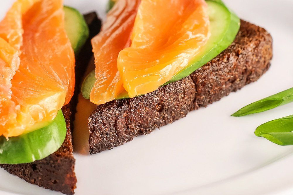 Форель с огурцом на гренках из бородинского хлеба