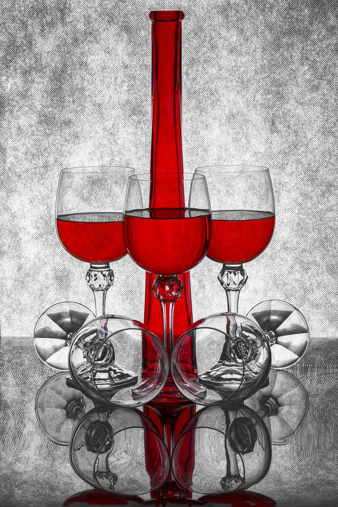 Натюрморт с красной бутылкой