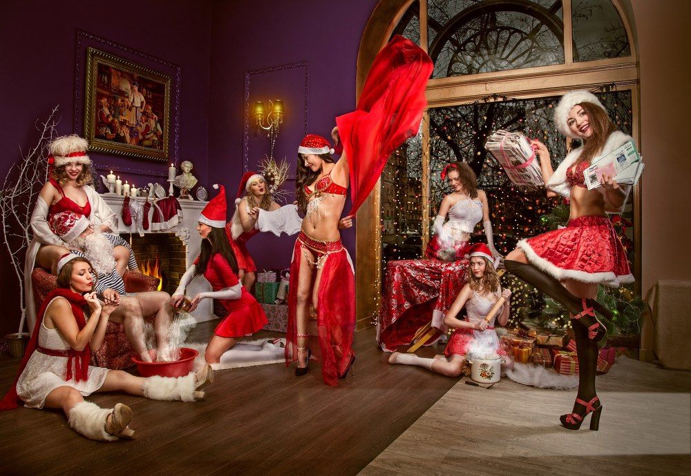 8 снегурочек Деда Мороза