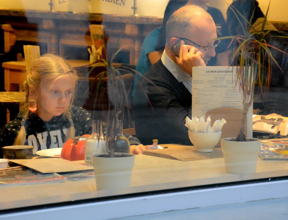 Почему ты грустишь, маленькая?