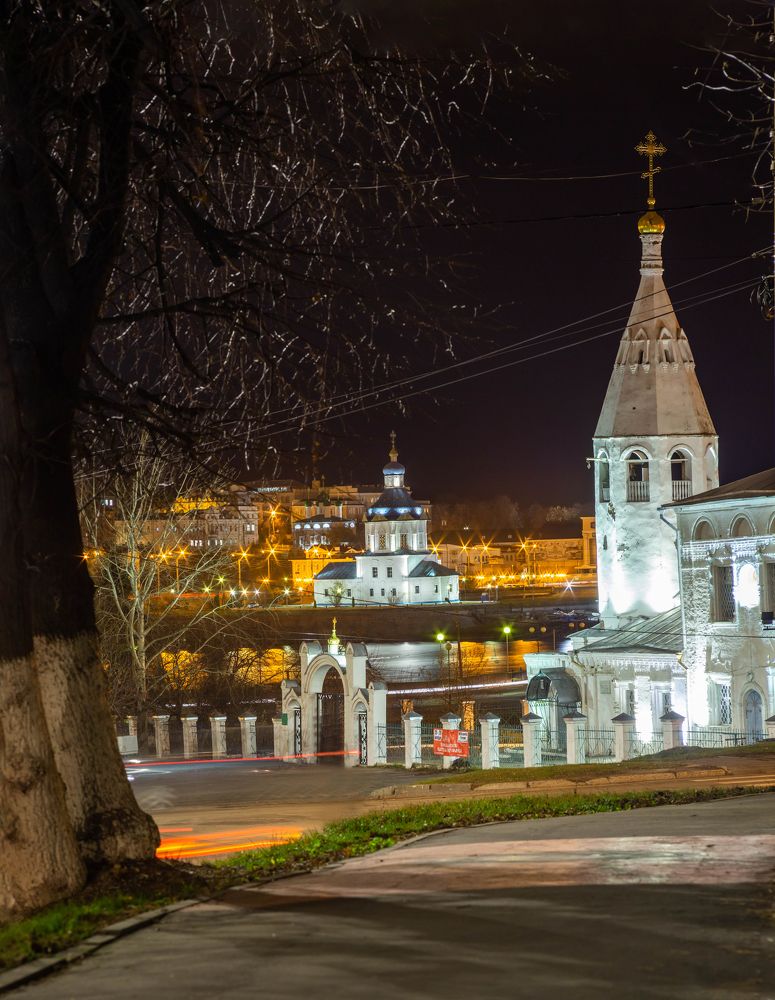 Храм Воскресения Христова и Успенская церковь в Чебоксарах ночью.