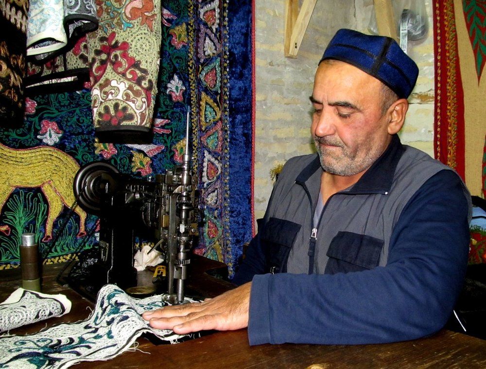 Мастер бухарской машинной вышивки. Узбекистан