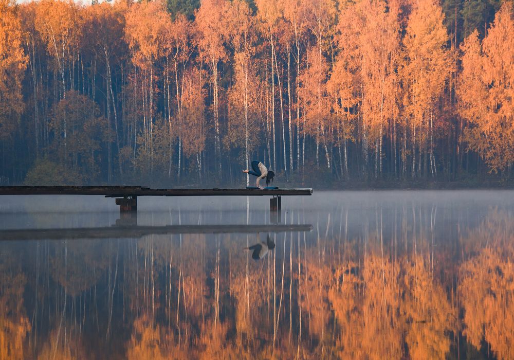Йога в осеннем парке