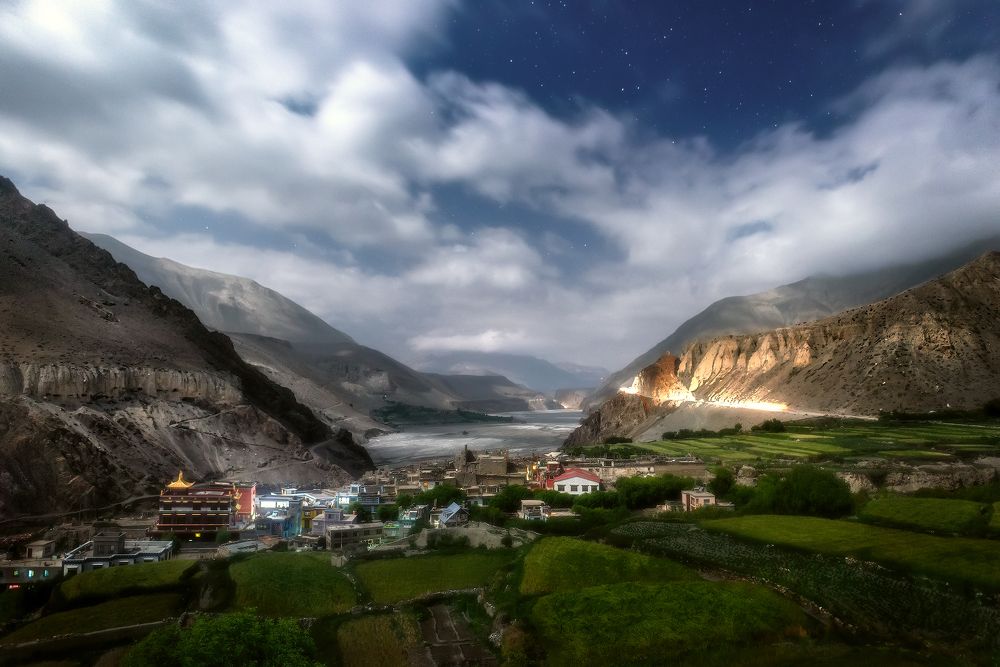 Полнолуние над деревней Kagbeni. Непал.