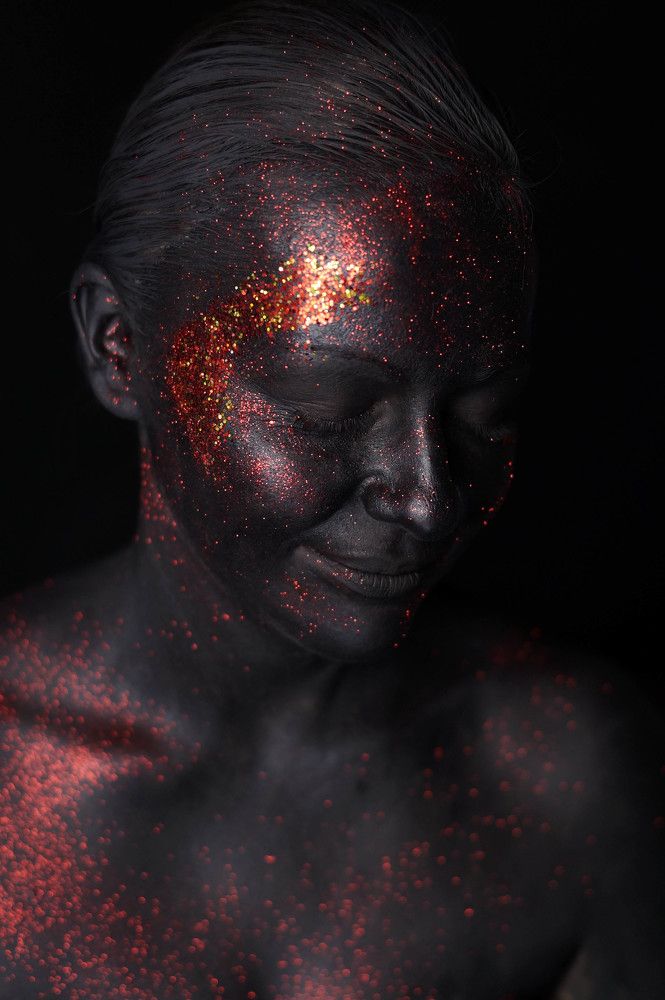 Яркий черный