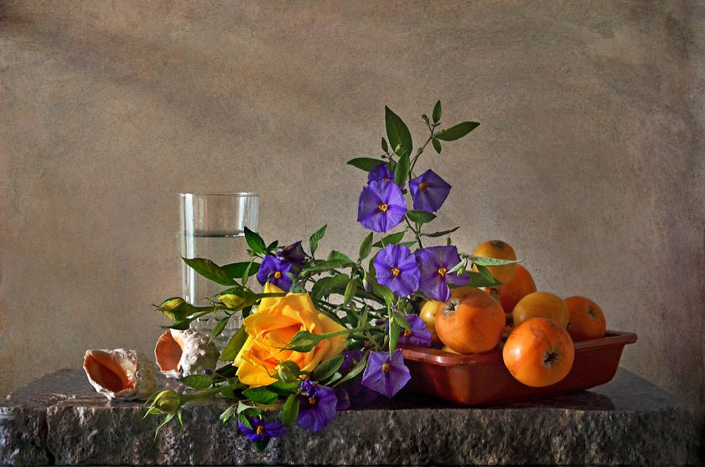 Цветы и мушмула