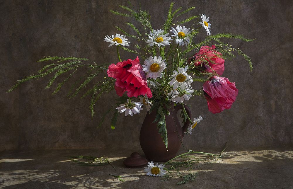 Натюрморт с маками и ромашками