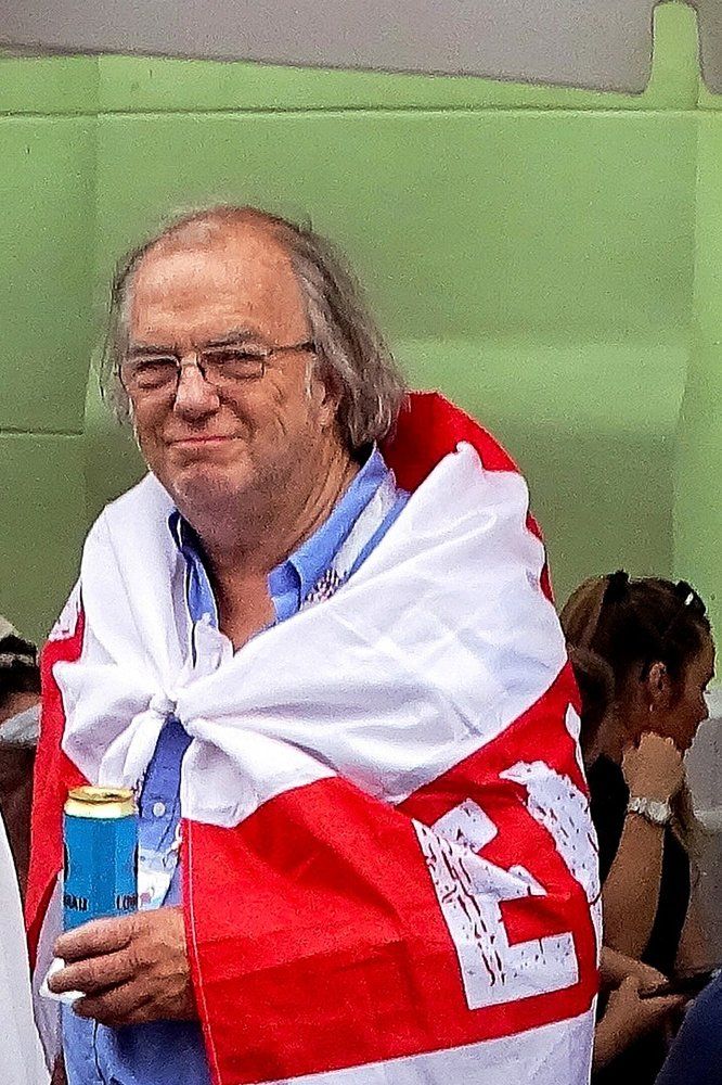 Да прошли времена брутальных фанатов!)