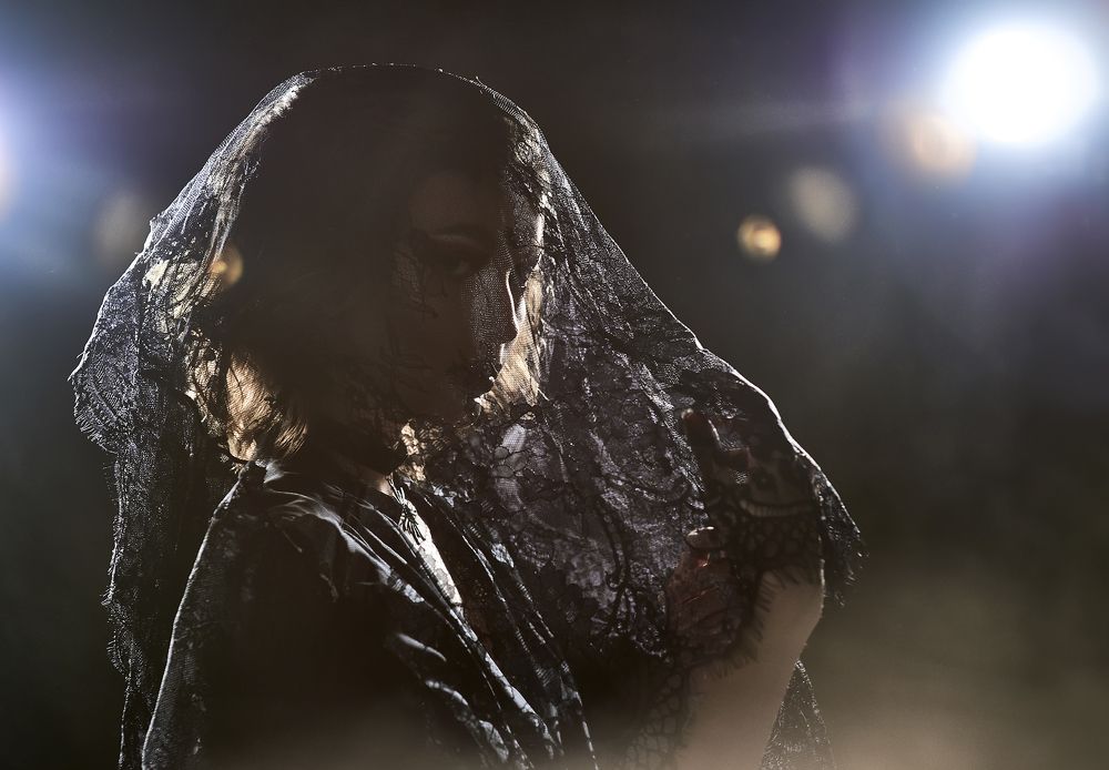 Лицо, закрытое вуалью