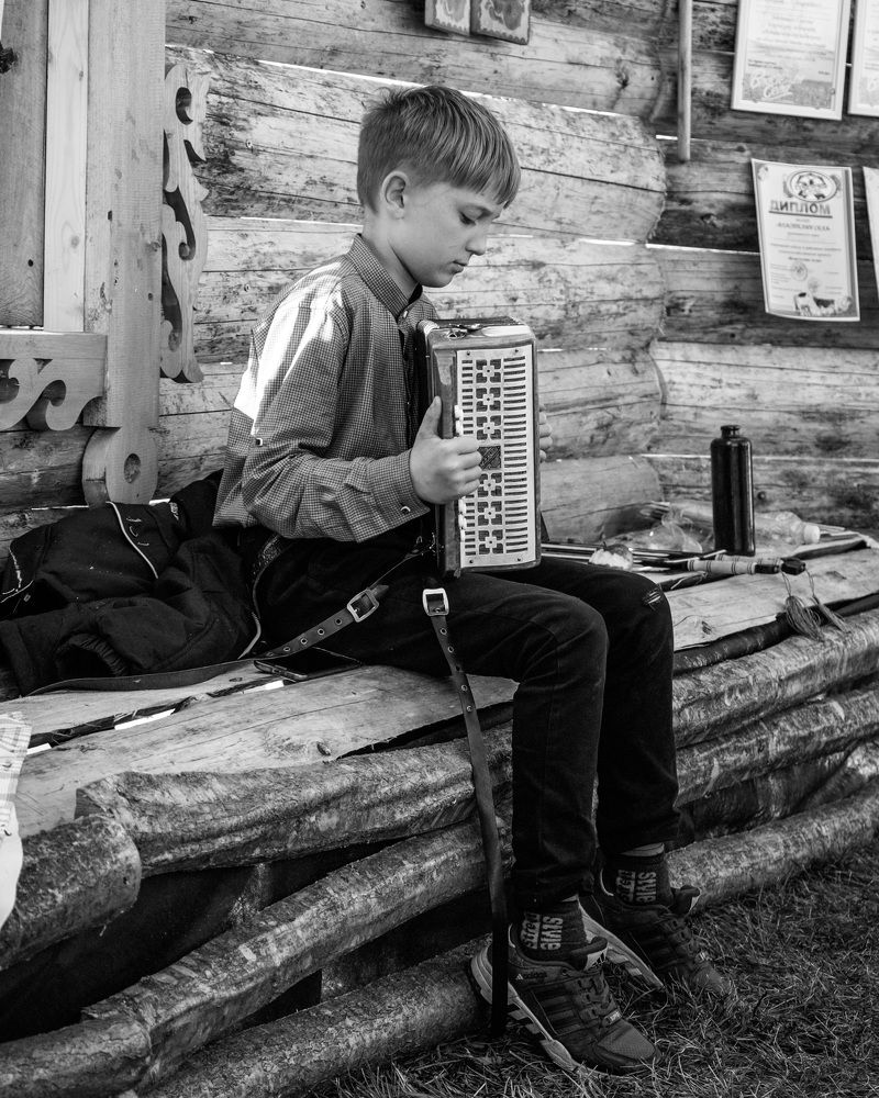 Мальчик с гармонью
