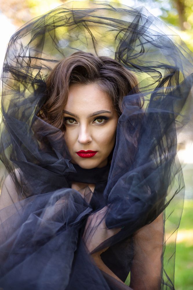 девушка в черном