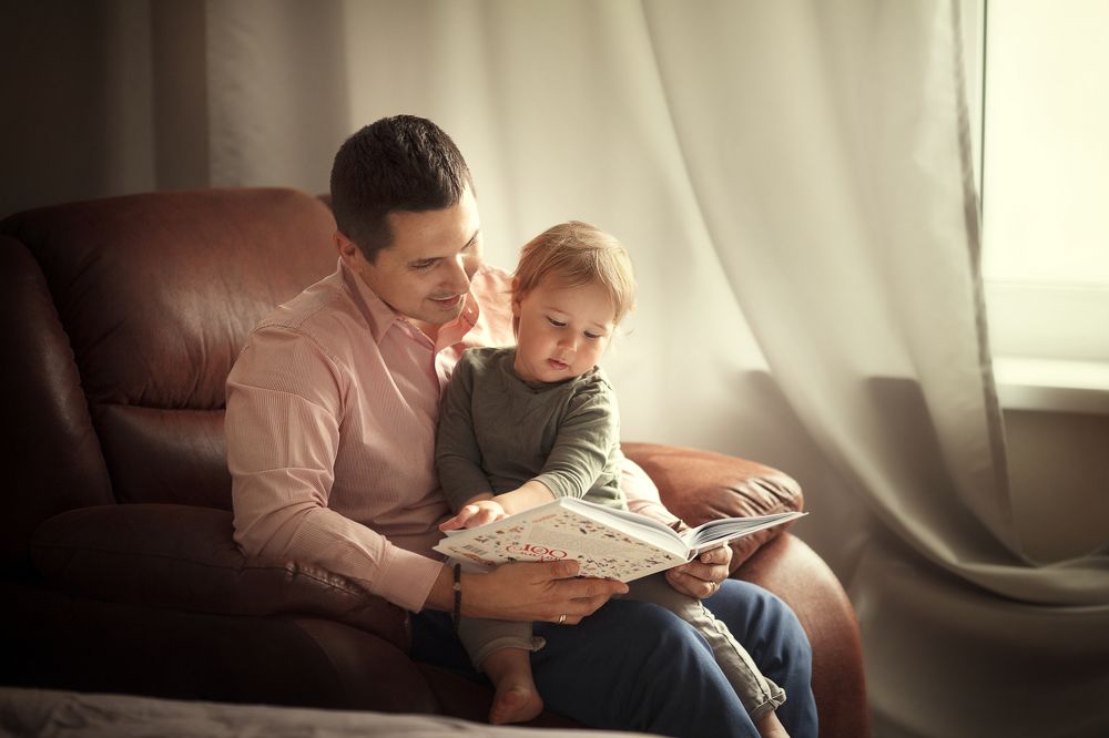 Папа читает
