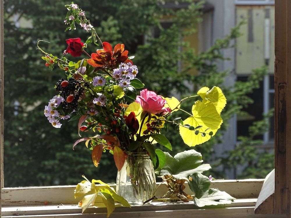 25/5000 Esenna kompozitsiya s tsvetya Autumn composition with flowers