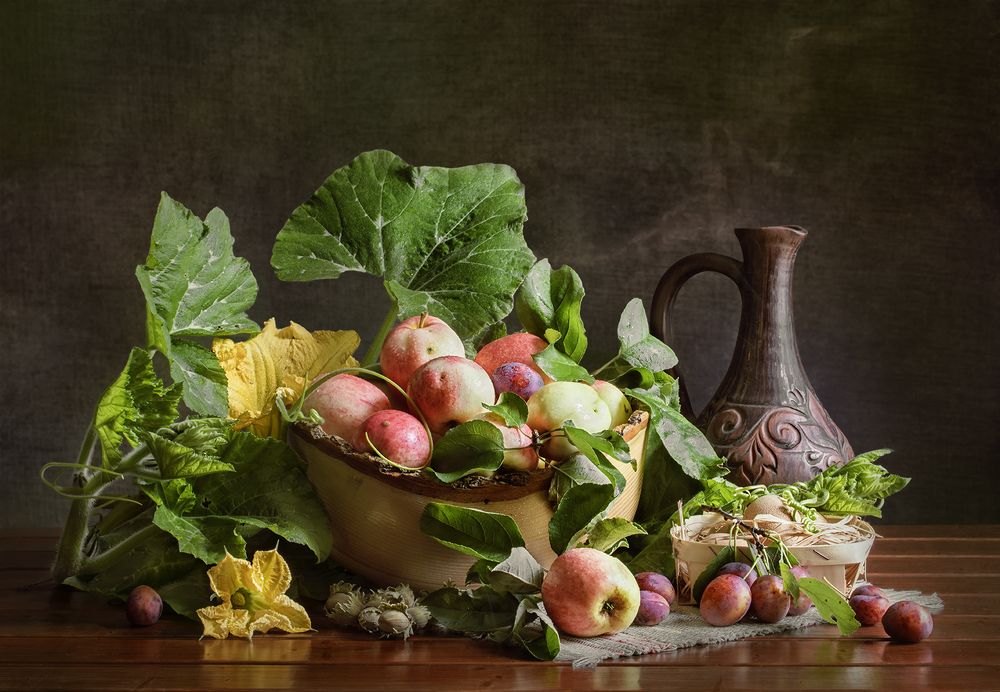 Натюрморт с яблоками и цветками тыквы