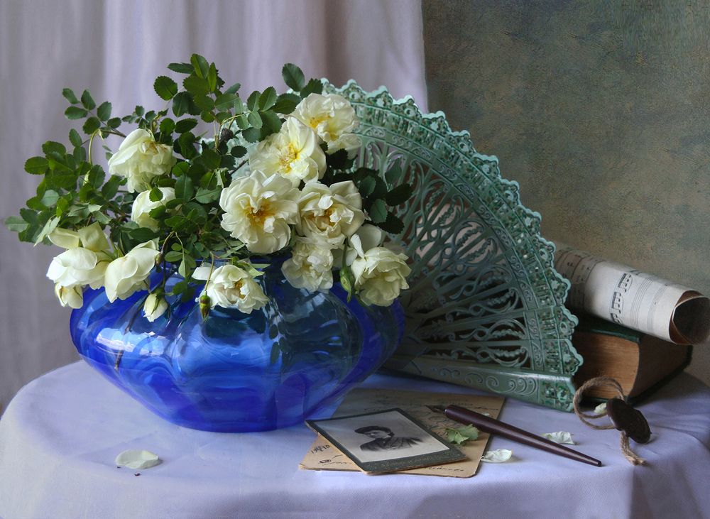 Белый шиповник, страсти виновник....