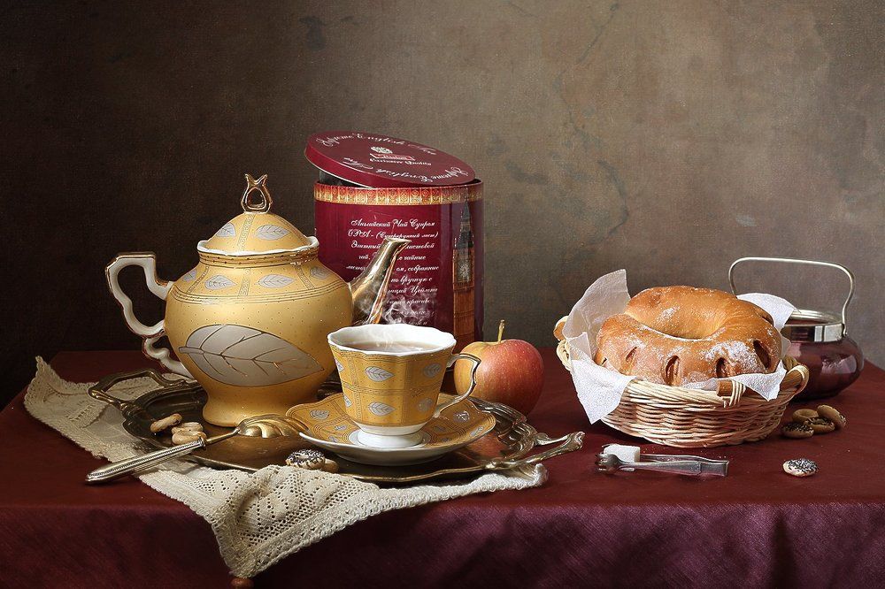 Чай со свежим рогаликом