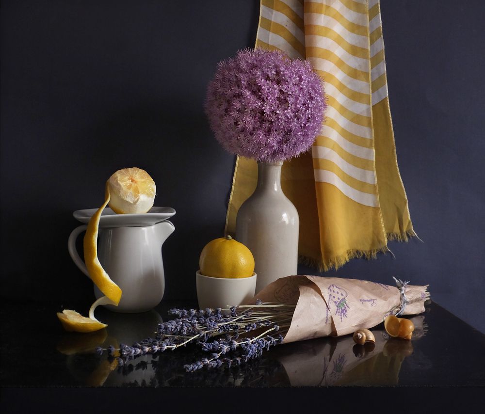 С сиреневым шаром Аллиума