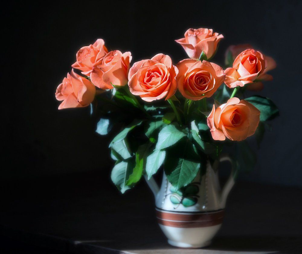 Розы и свет из окна