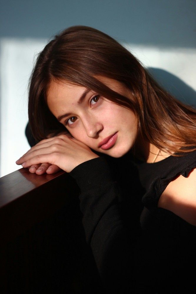 Юная  брюнетка с карими глазами