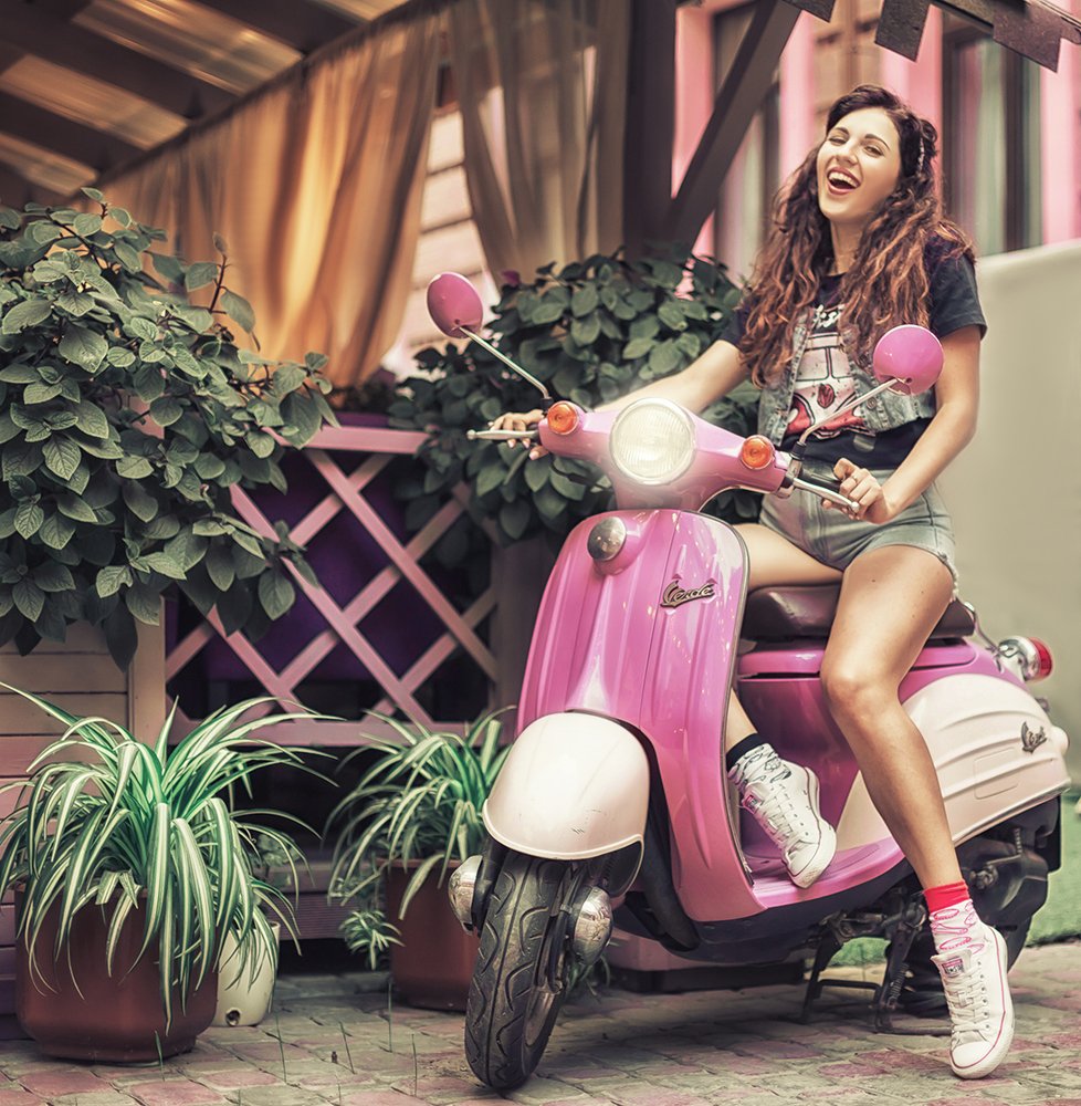 Розовый мопед