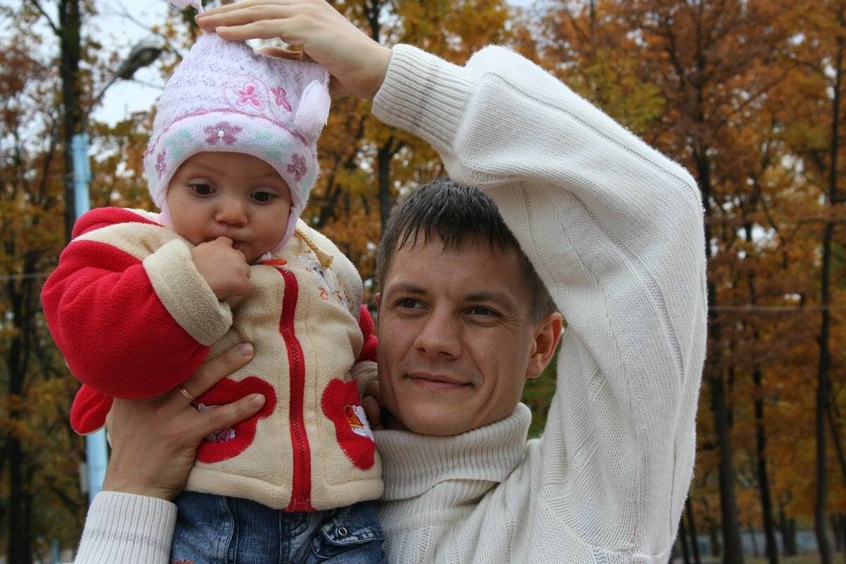 На плече у папе.