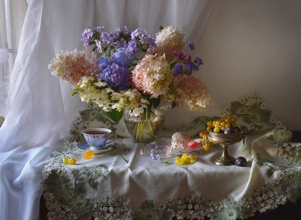 На исходе август, как король на троне...