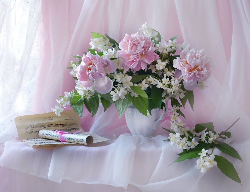 На скатерть белую штрихом несмелым, как будто кисти лёгкие мазки...,