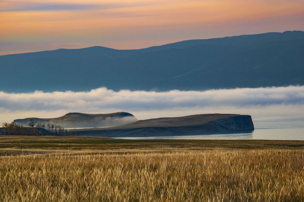 Туман над малым морем Байкала в вечернем свете.