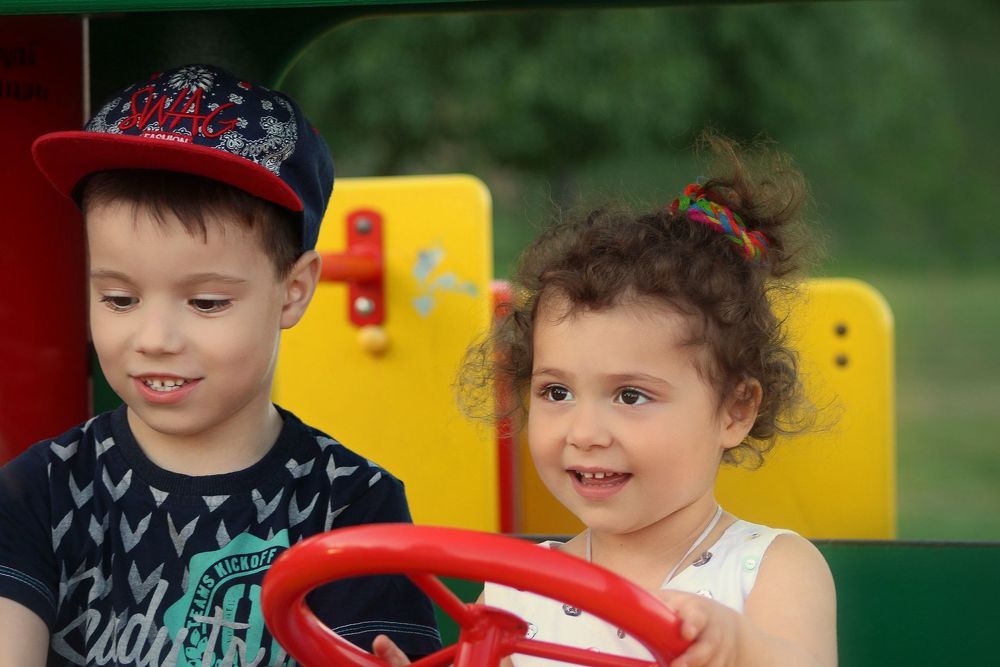 --Держись крепче!Сейчас я тебя прокачу!